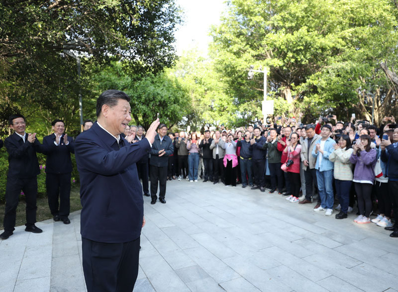 3月22日至25日，中共中央总书记、国家主席、中央军委主席习近平在福建考察。这是24日下午，习近平在福州福山郊野公园考察时，向市民们招手致意。新华社记者 鞠鹏 摄