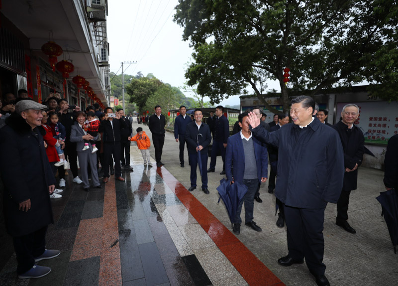 3月22日至25日，中共中央总书记、国家主席、中央军委主席习近平在福建考察。这是23日下午，习近平在三明沙县夏茂镇俞邦村考察时，同村民亲切交流。新华社记者 鞠鹏 摄