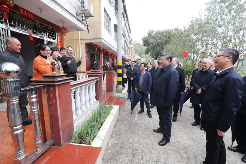 3月22日至25日，中共中央总书记、国家主席、中央军委主席习近平在福建考察。这是23日下午，习近平在三明沙县夏茂镇俞邦村考察时，同村民亲切交流。新华社记者 王晔 摄